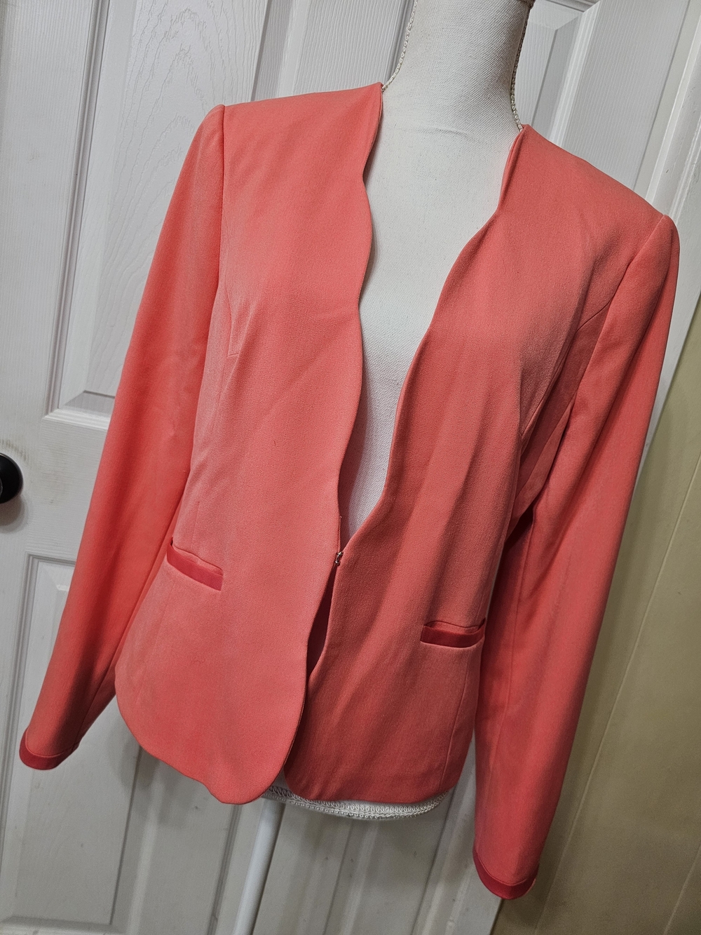 Elle Coral Open-Front Scalloped Edge Blazer